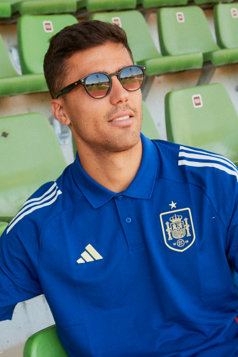 MÓ x Selecció - Jugador de la selecció amb ulleres de Multiòptiques